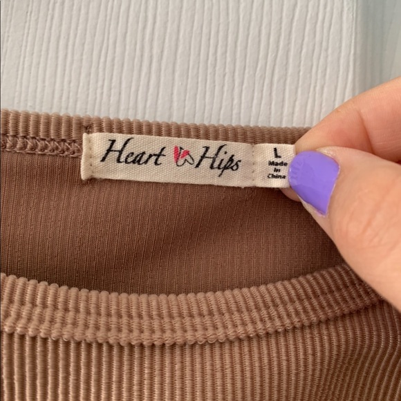 3/$12 Ribbed keyhole top - Picture 3 of 3